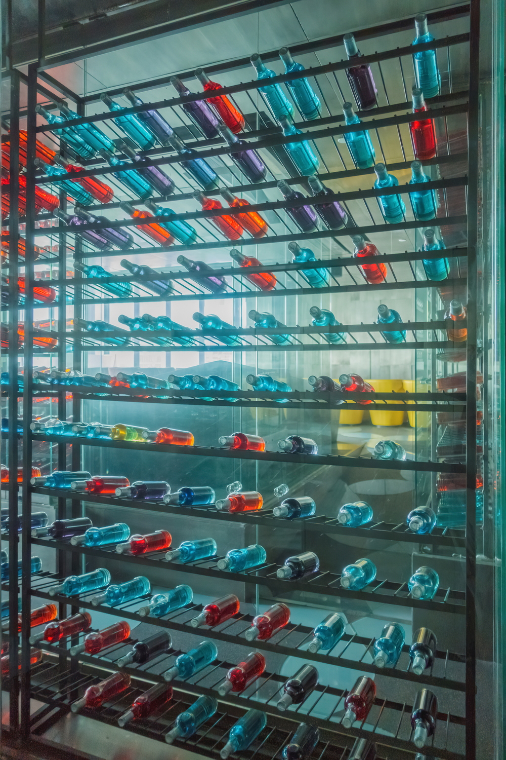 斑斕色彩，瓶間雅趣 探秘酒吧倉庫中的起泡酒與香檳世界