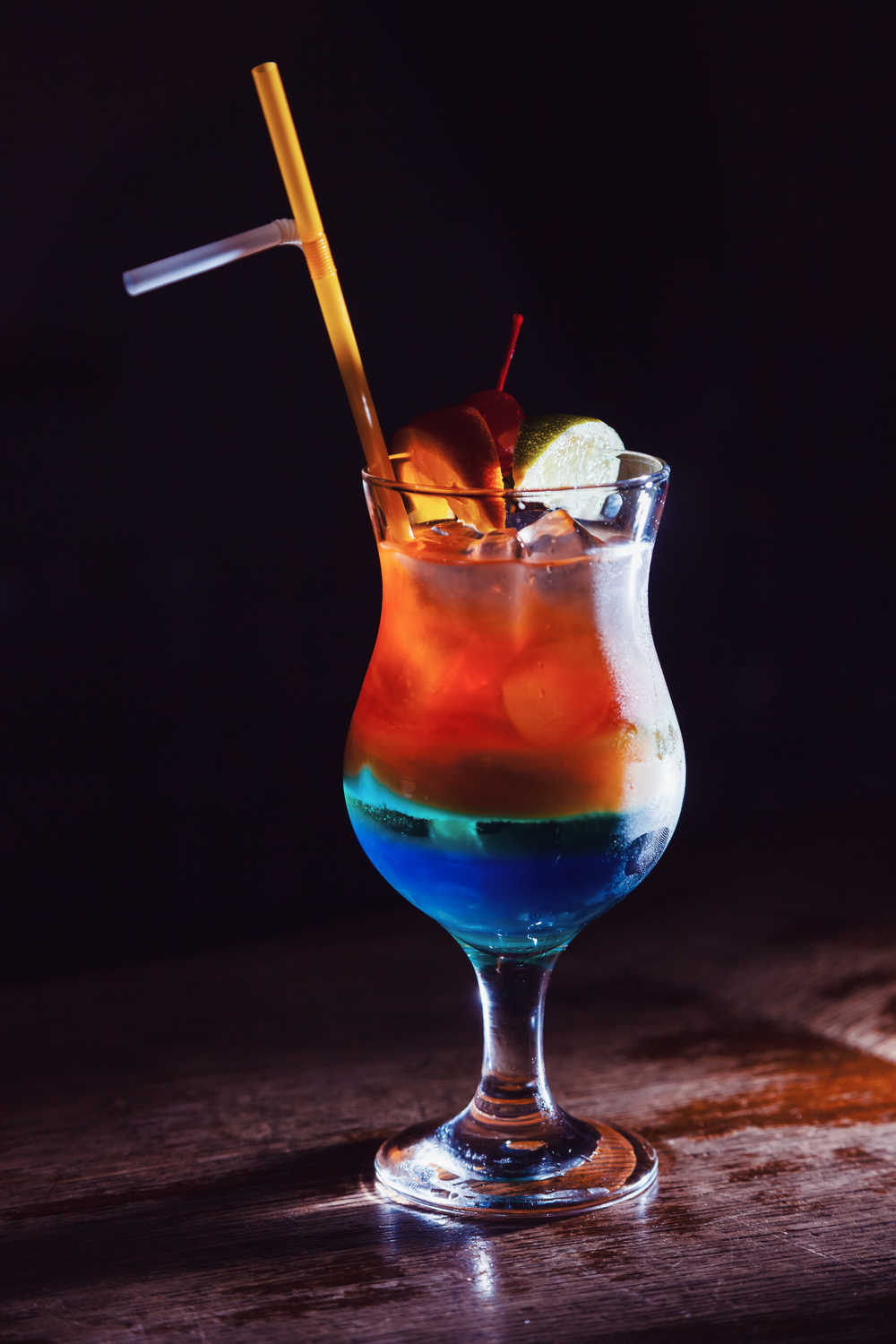 酒吧雞尾酒中的點(diǎn)睛之筆 酒精飲料與櫻桃、酸橙片、檸檬的完美邂逅